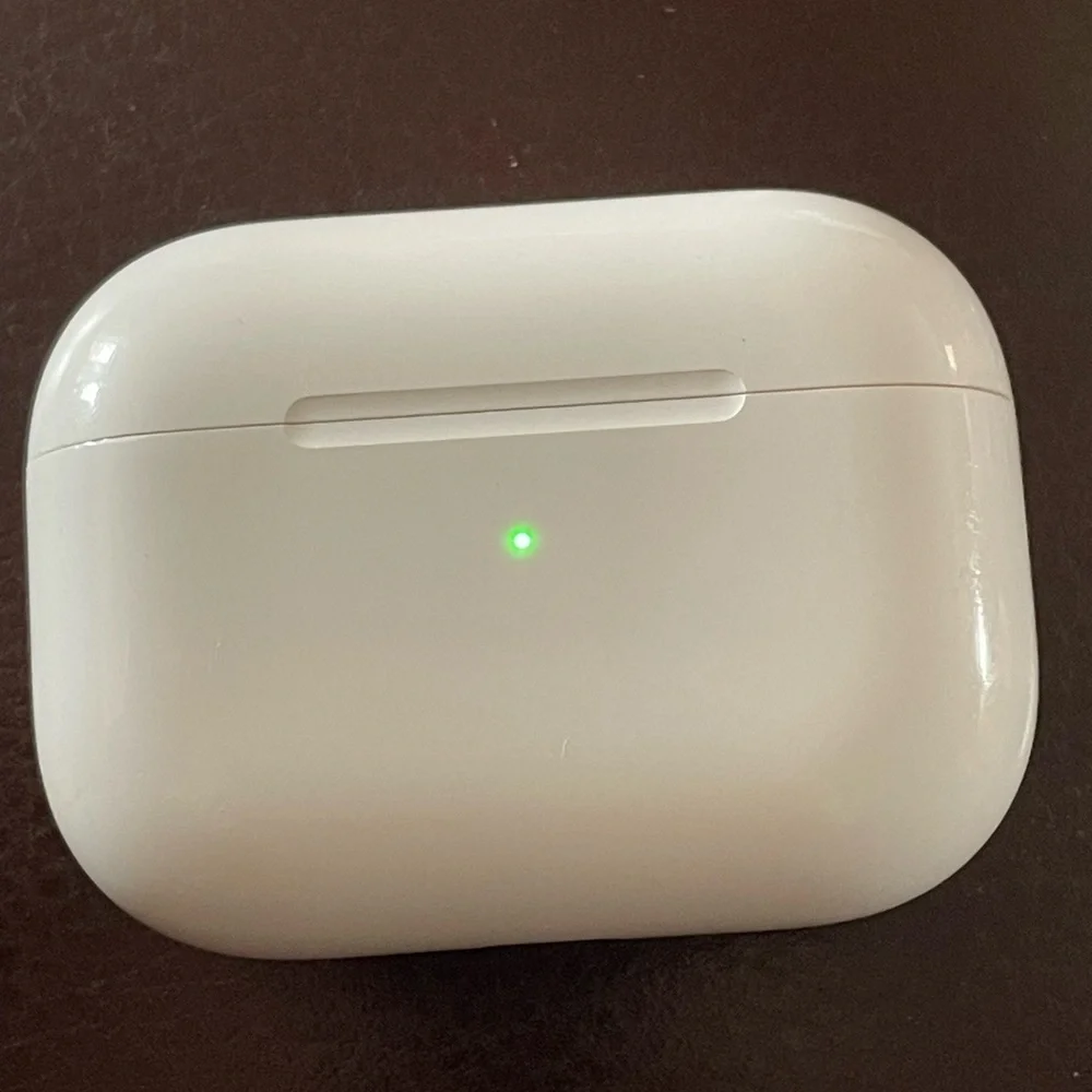 Apple White Wireless Earbuds with Charging Case